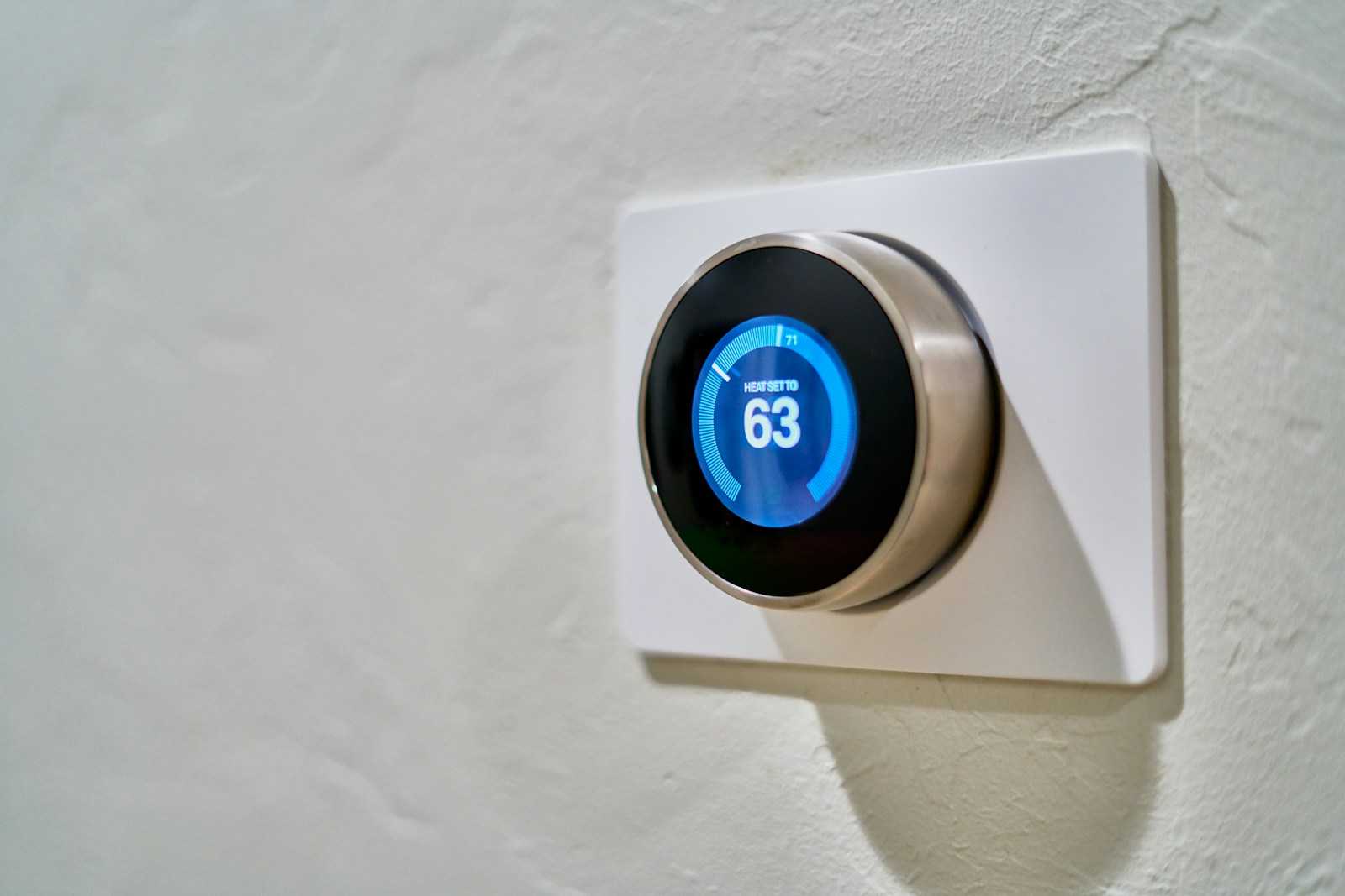 Smart thermostat controlling building temperature
